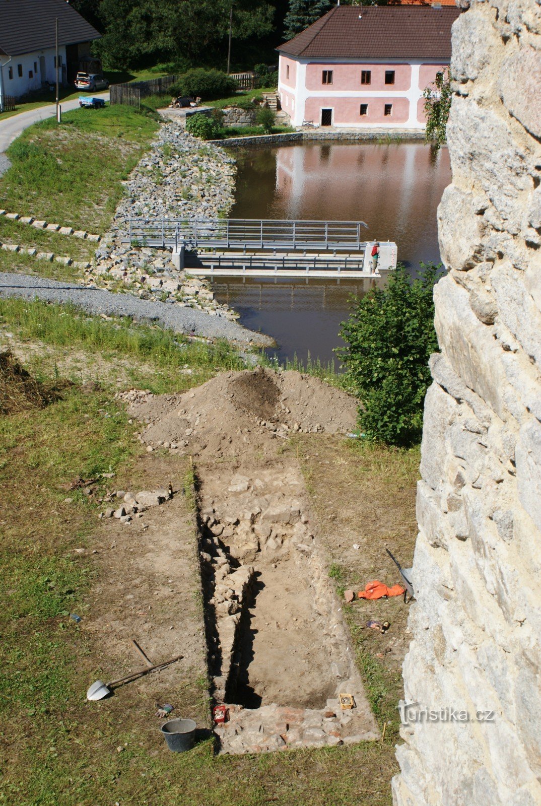 kilátás a toronyból a régészeti munkákra és a Hláska-tóra