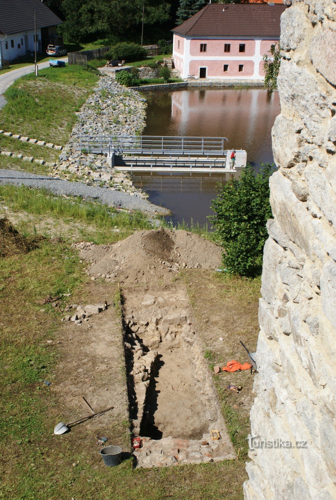 Aussicht vom Turm auf die archäologischen Stätten und den Hláska-Teich