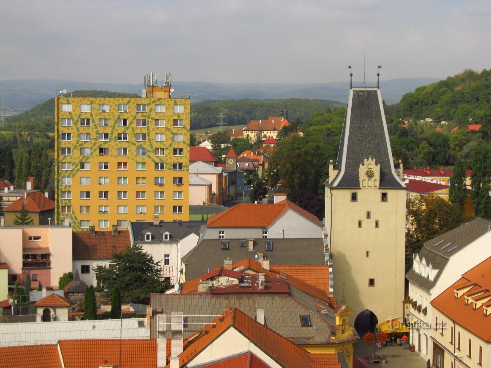 Widok z wieży ratusza na bramę Mikulovicką i nowoczesny budynek Zelený strom