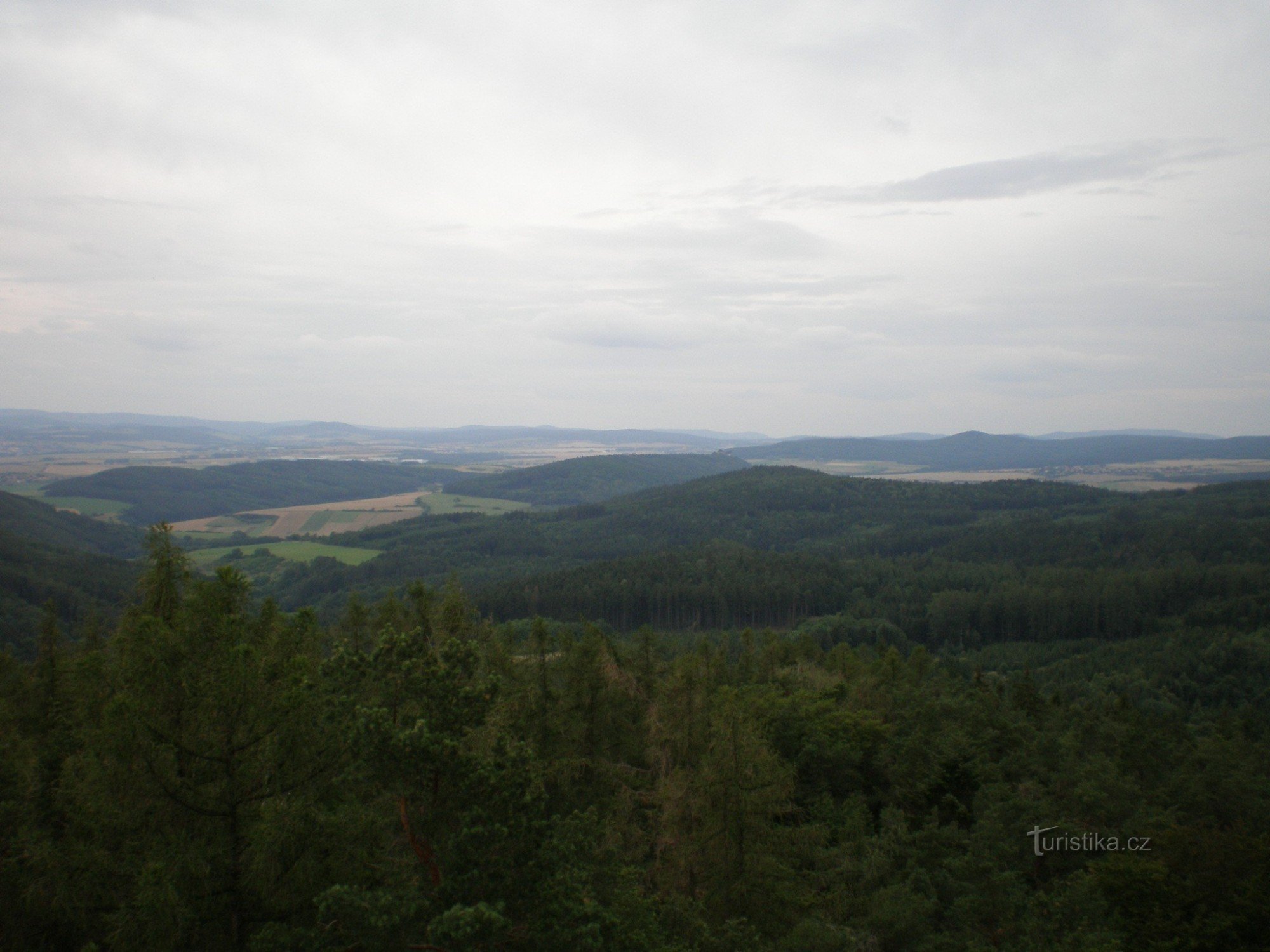 Blick von Vrání skály nach S (Burg Točník in der Mitte)