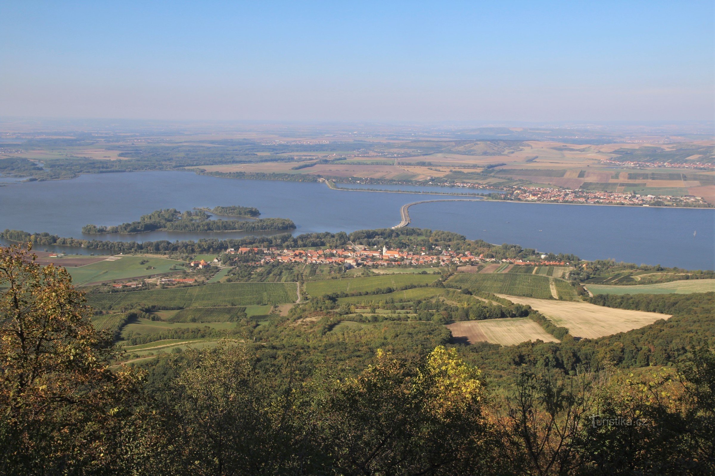 Utsikt från toppen till Dyje-dalen på Novomlýns reservoarer, i förgrunden är byn Dolní Věstonice