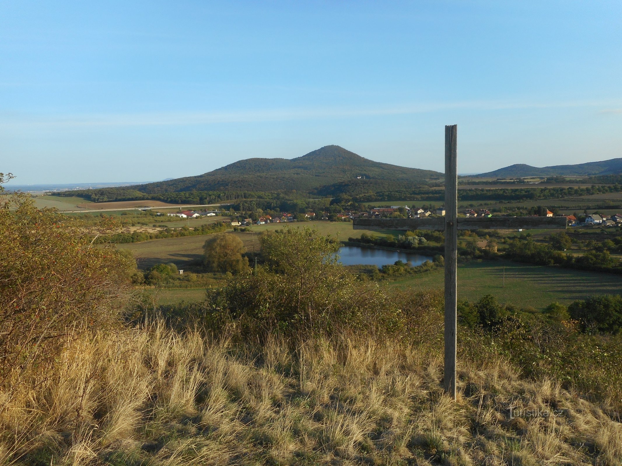 Blick von oben nach Osten auf Lovoš.