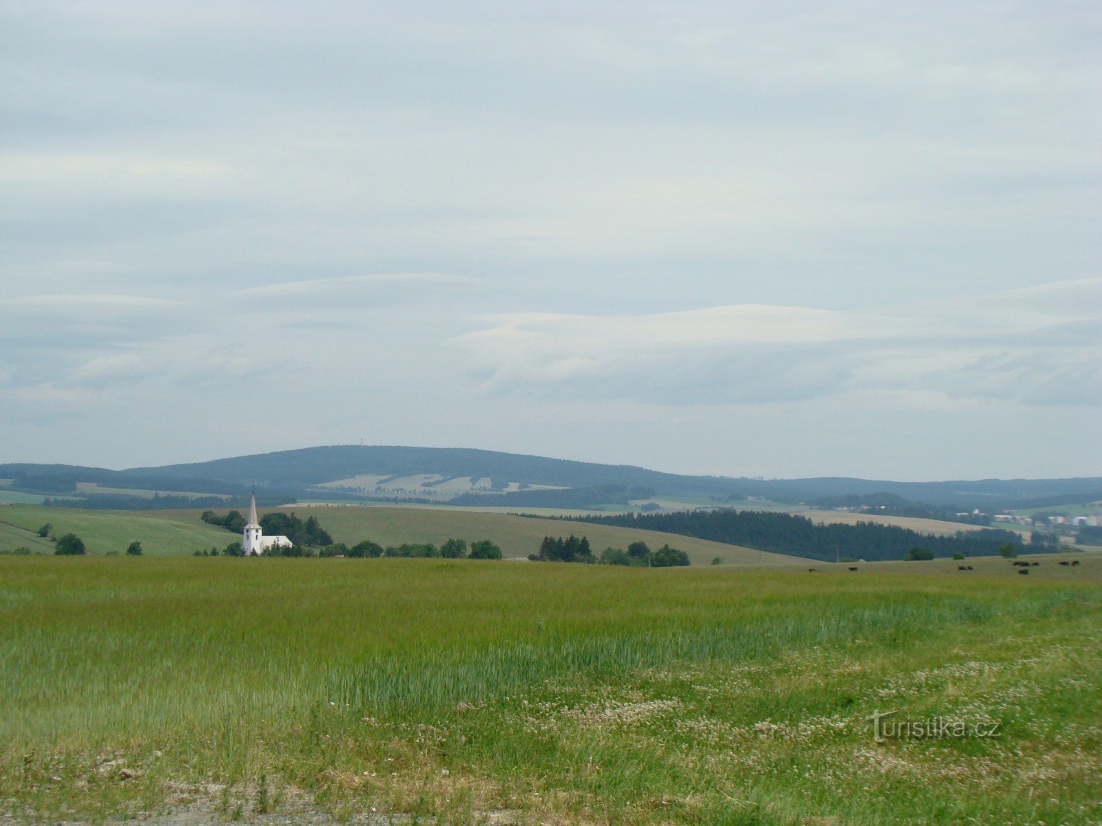Vista desde la cima de Hraničné Petrovice, Moravský Beroun a la derecha