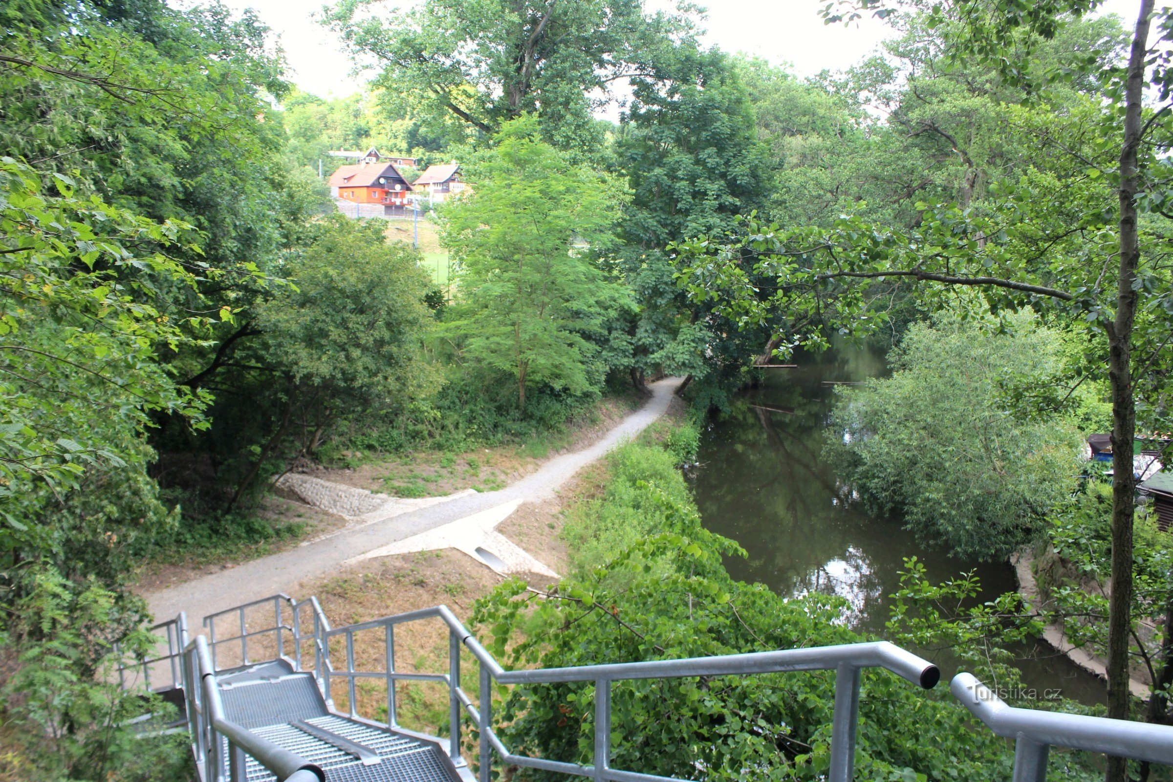 Widok ze szczytu skały na plac zabaw