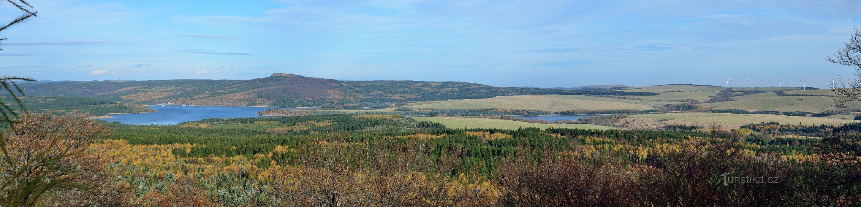 Blick vom Gipfel Velké Špičák in nordöstlicher Richtung auf Jelení hora und Vodní n