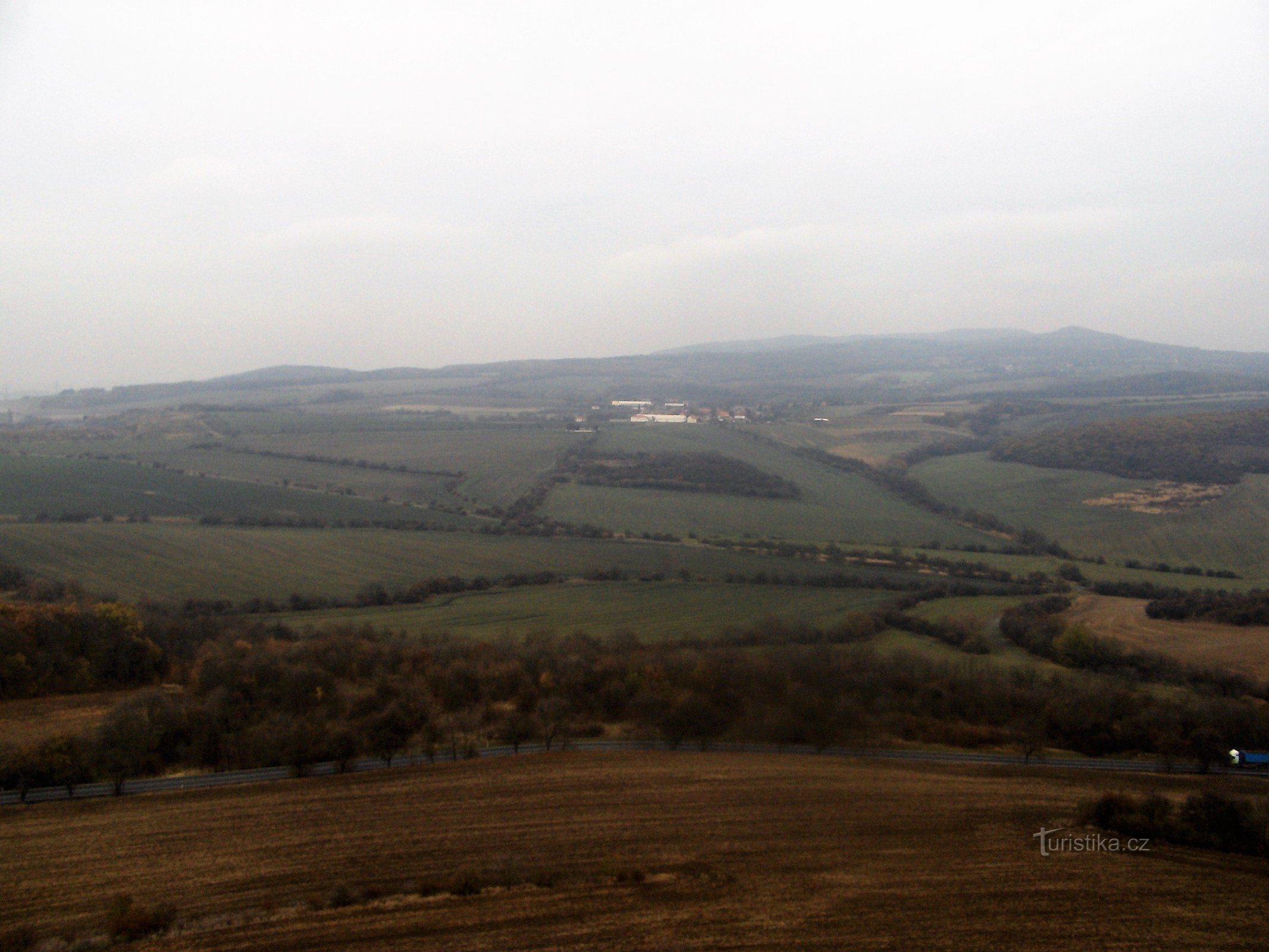 Blick vom Berg Číčov auf Granátový vrch und Měrunice