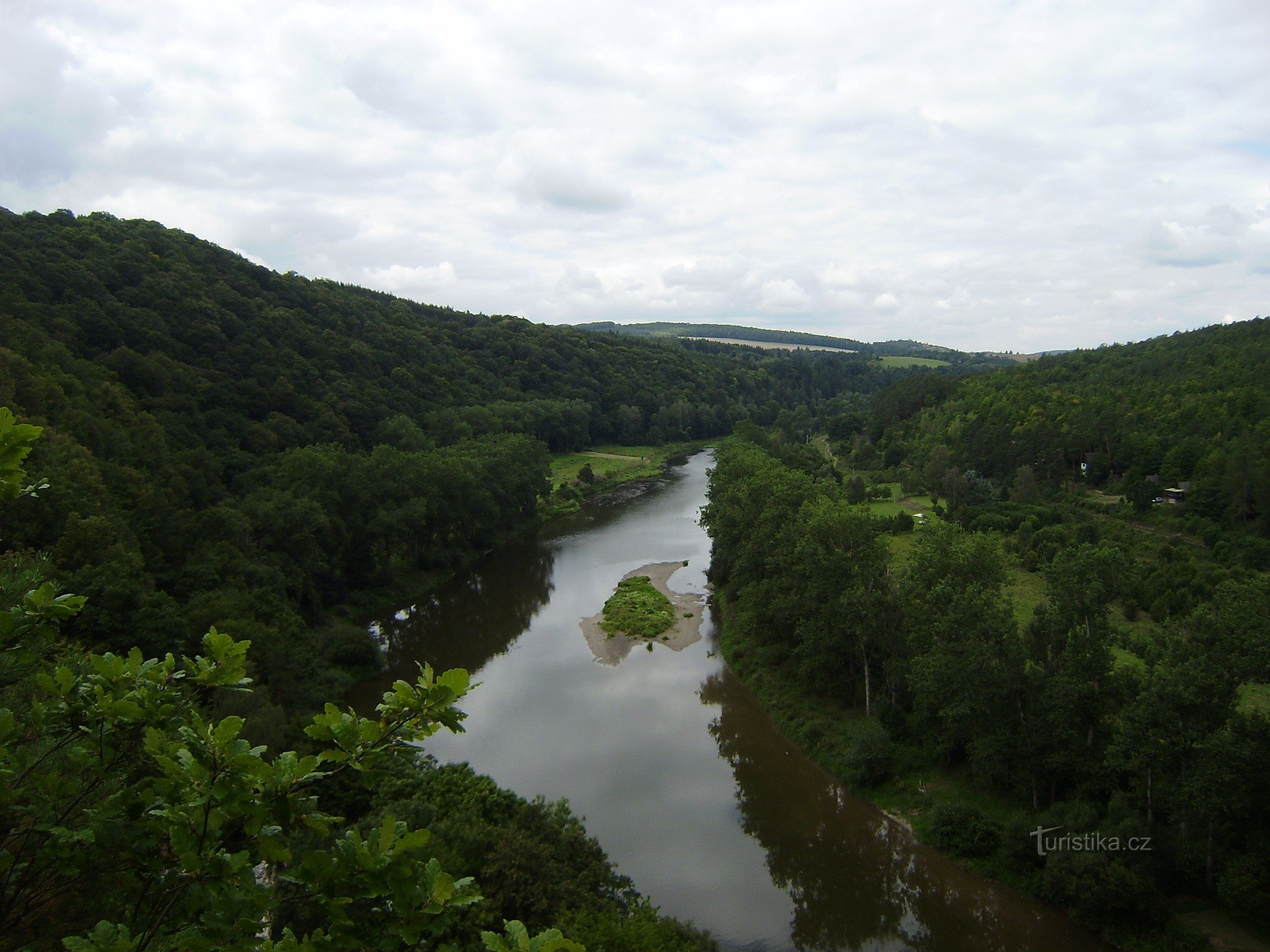 Vue depuis le belvédère de Čerchov sur la vallée de Berounka