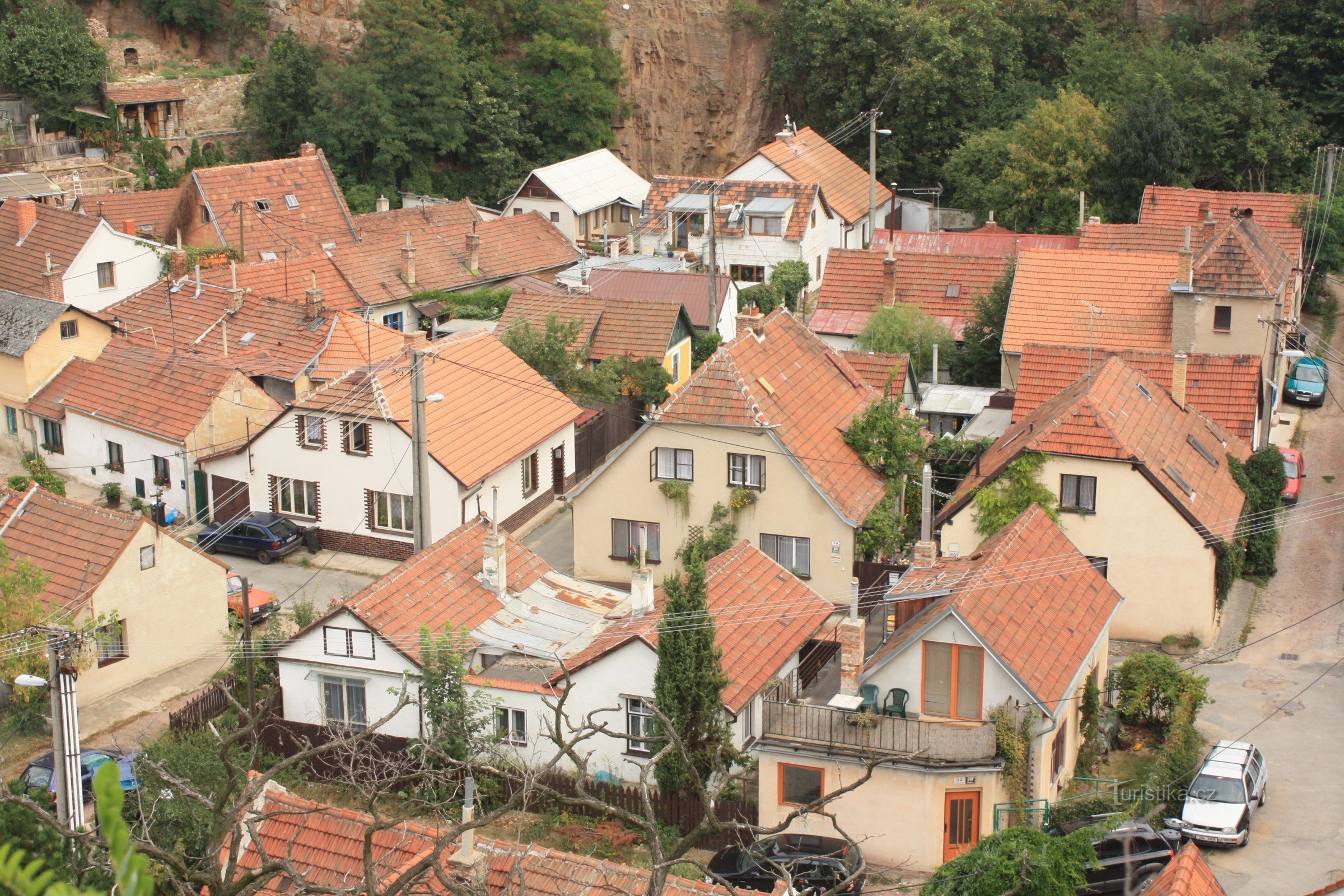 Vedere de la belvedere în interiorul Coloniei de Piatră