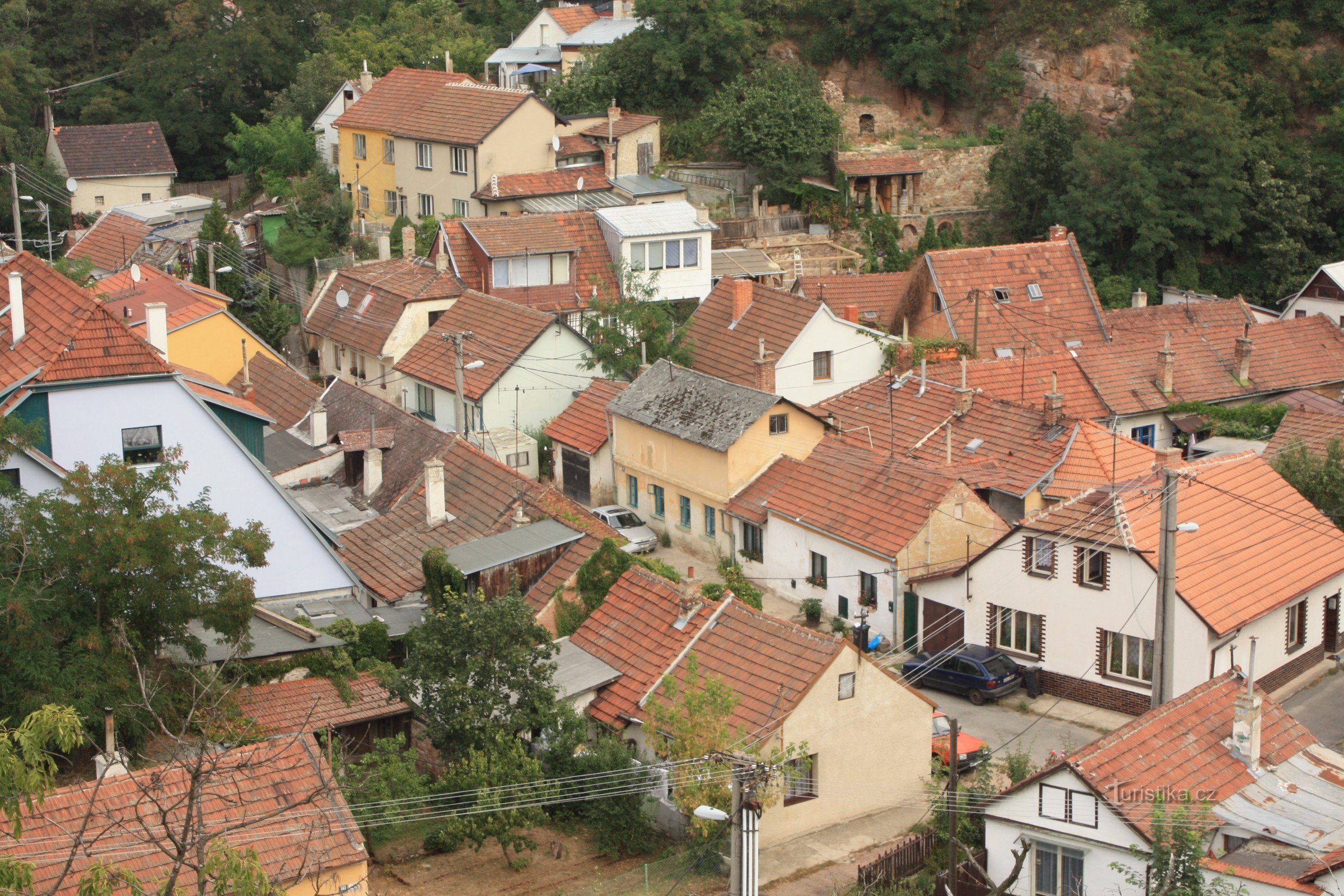 Vedere de la belvedere în interiorul Coloniei de Piatră