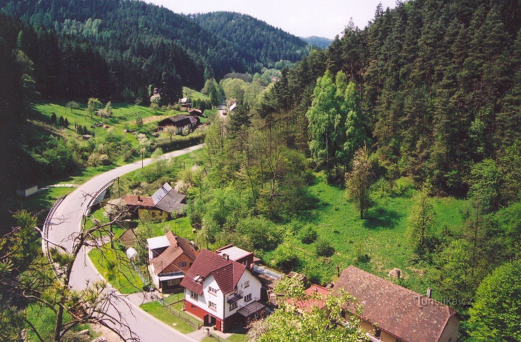 Widok z punktu widokowego na dolinę Křetínki