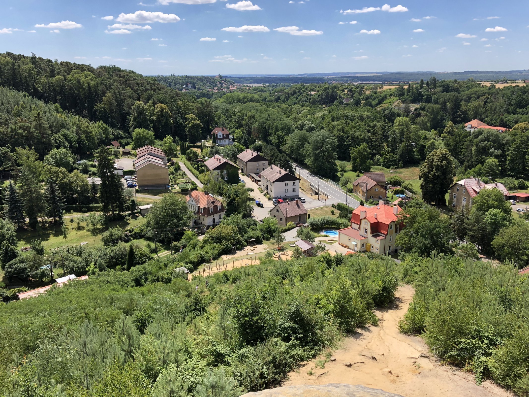 Kilátás a kilátóból a Liběchovka-völgyre és Želízy falura