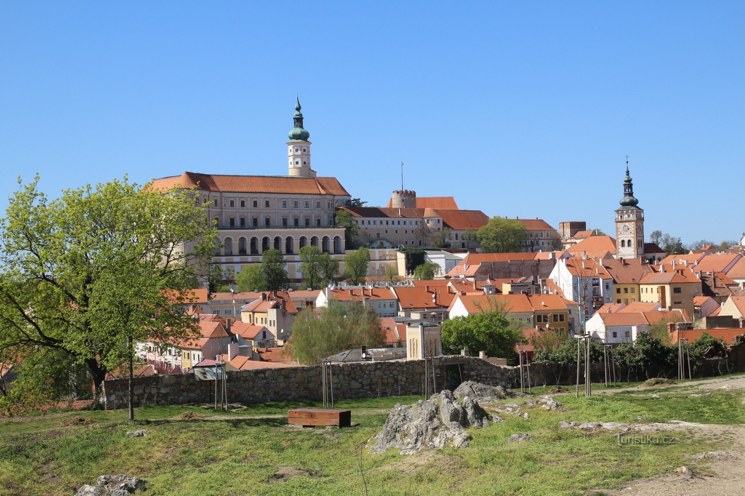 Pohled z vyhlídky na historické centrum města s dominantou zámku