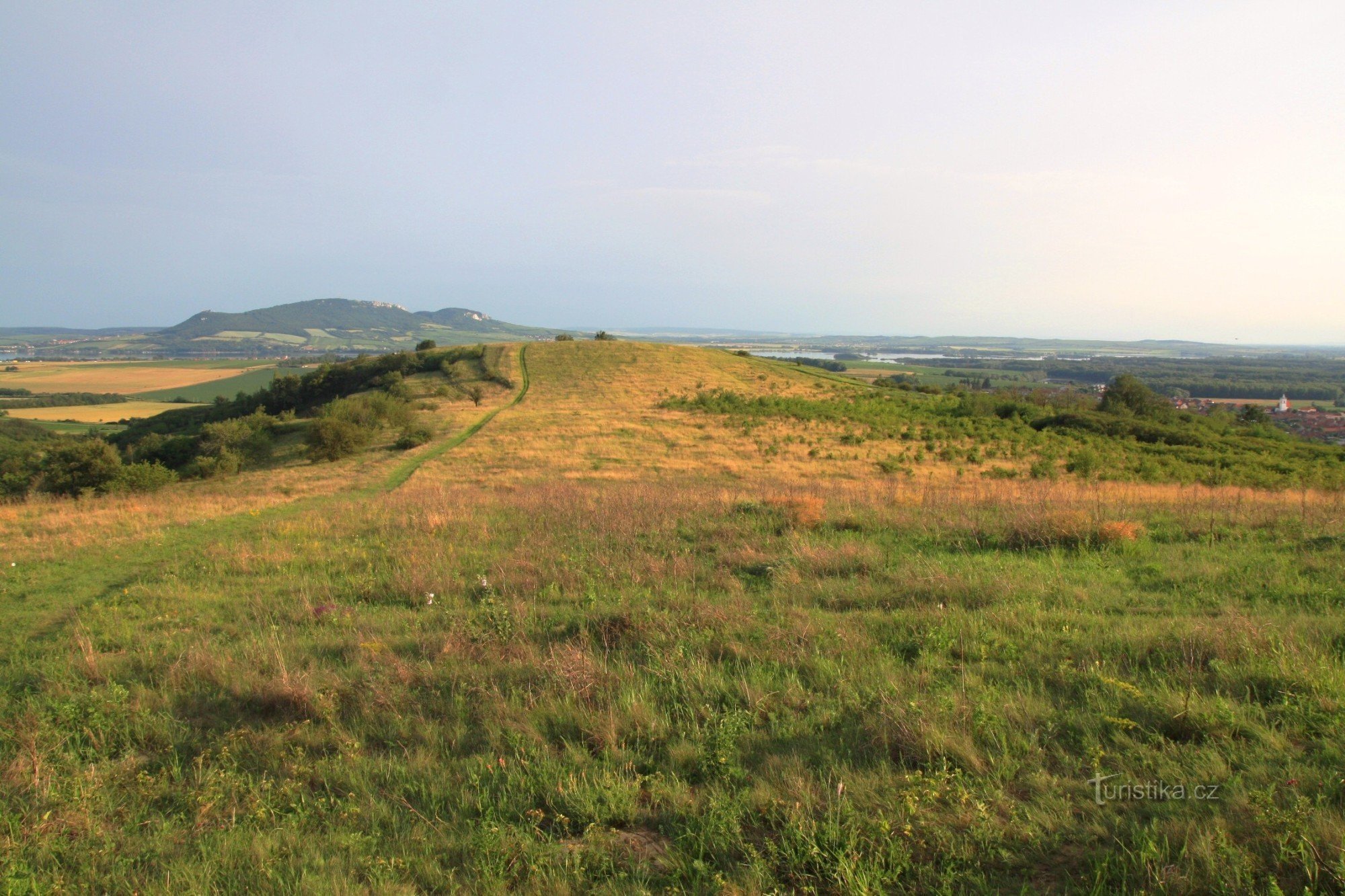 Uitzicht vanaf het uitkijkpunt op de top van de Pouzdranská Steppe