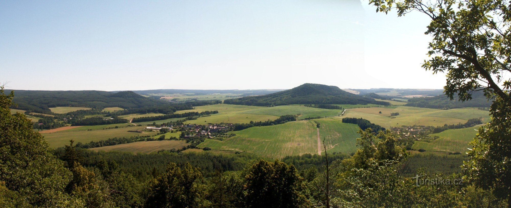 En vy över landskapet i regionen Manětín från utsiktspunkten
