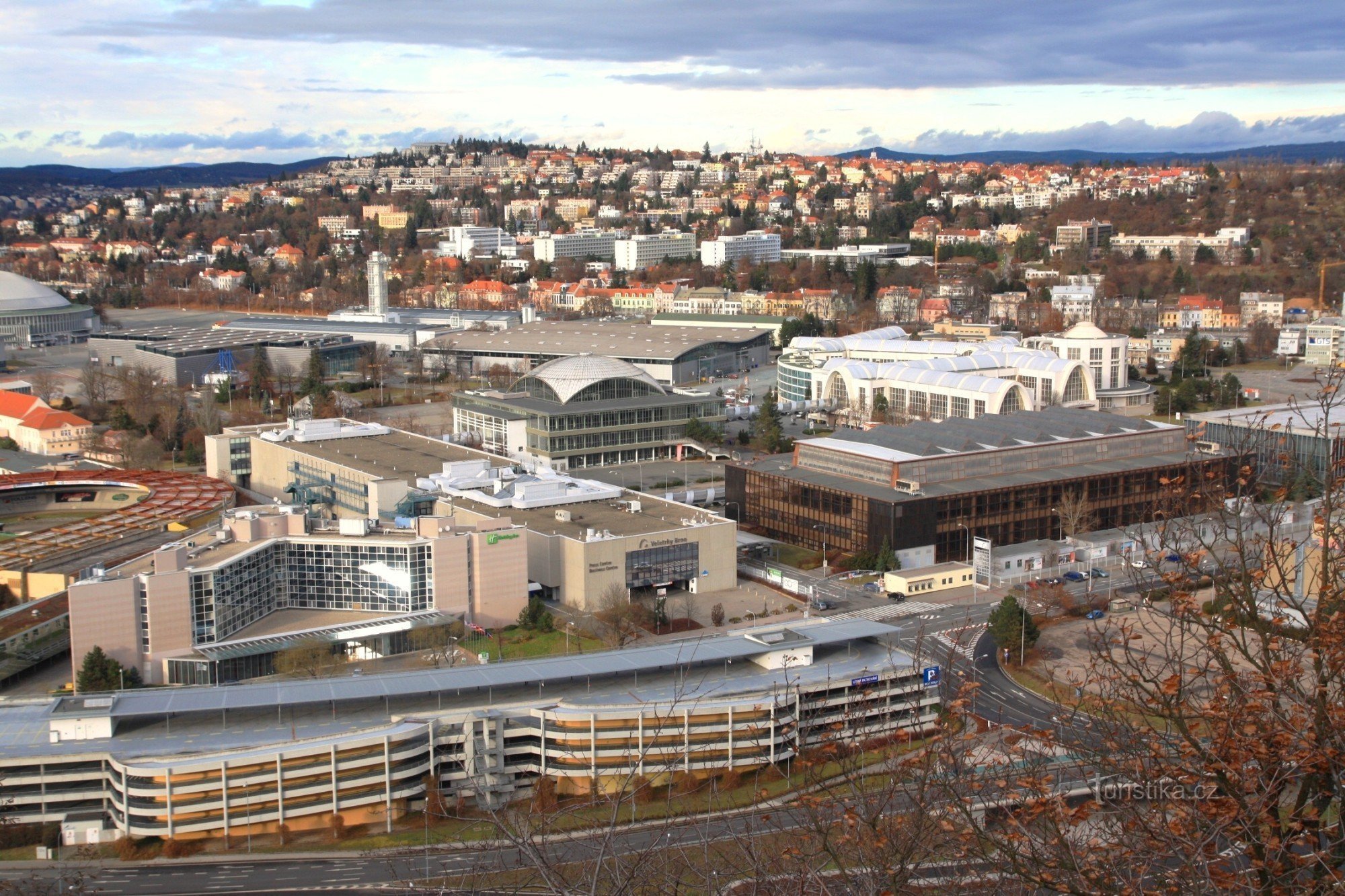 Udsigt fra udsigtspunktet til den centrale del af udstillingscentret, med Masaryk-kvarteret i baggrunden