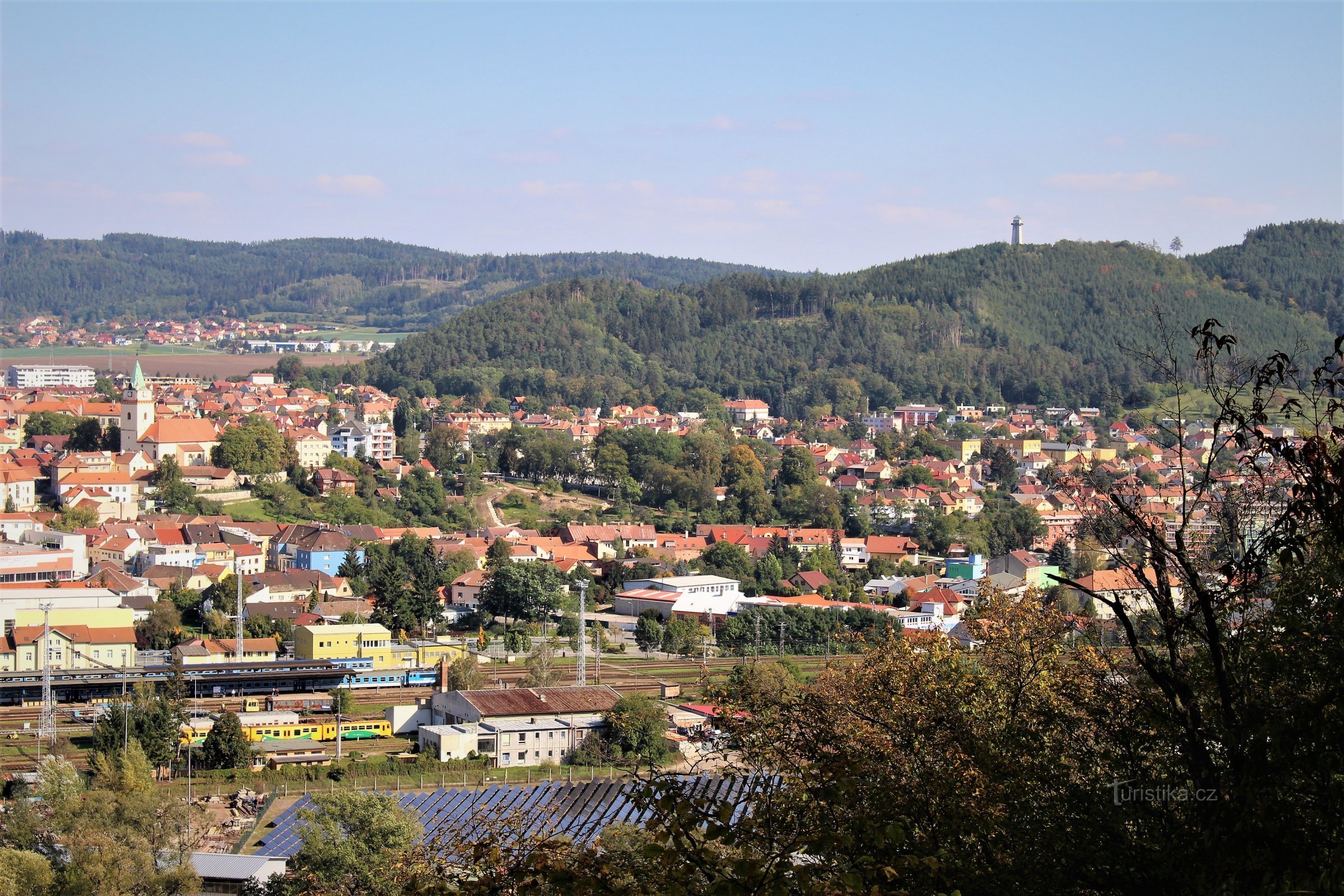 Vedere din punctul de belvedere Tišnov, în fundal turnul de veghe de pe Klucanina