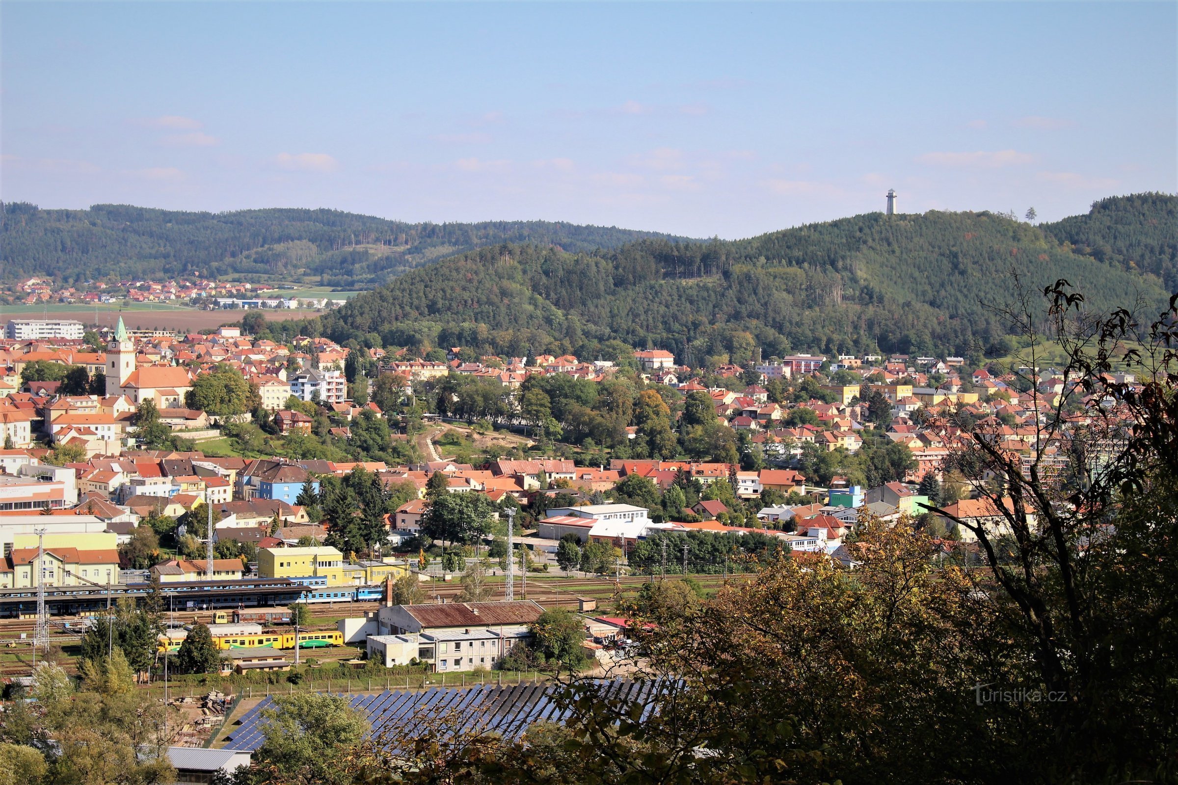 Pogled z razgledišča Tišnov, v ozadju razgledni stolp na Klucanini