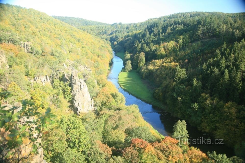 pogled s vidikovca nizvodno (sasvim lijevo je stijena Baby)