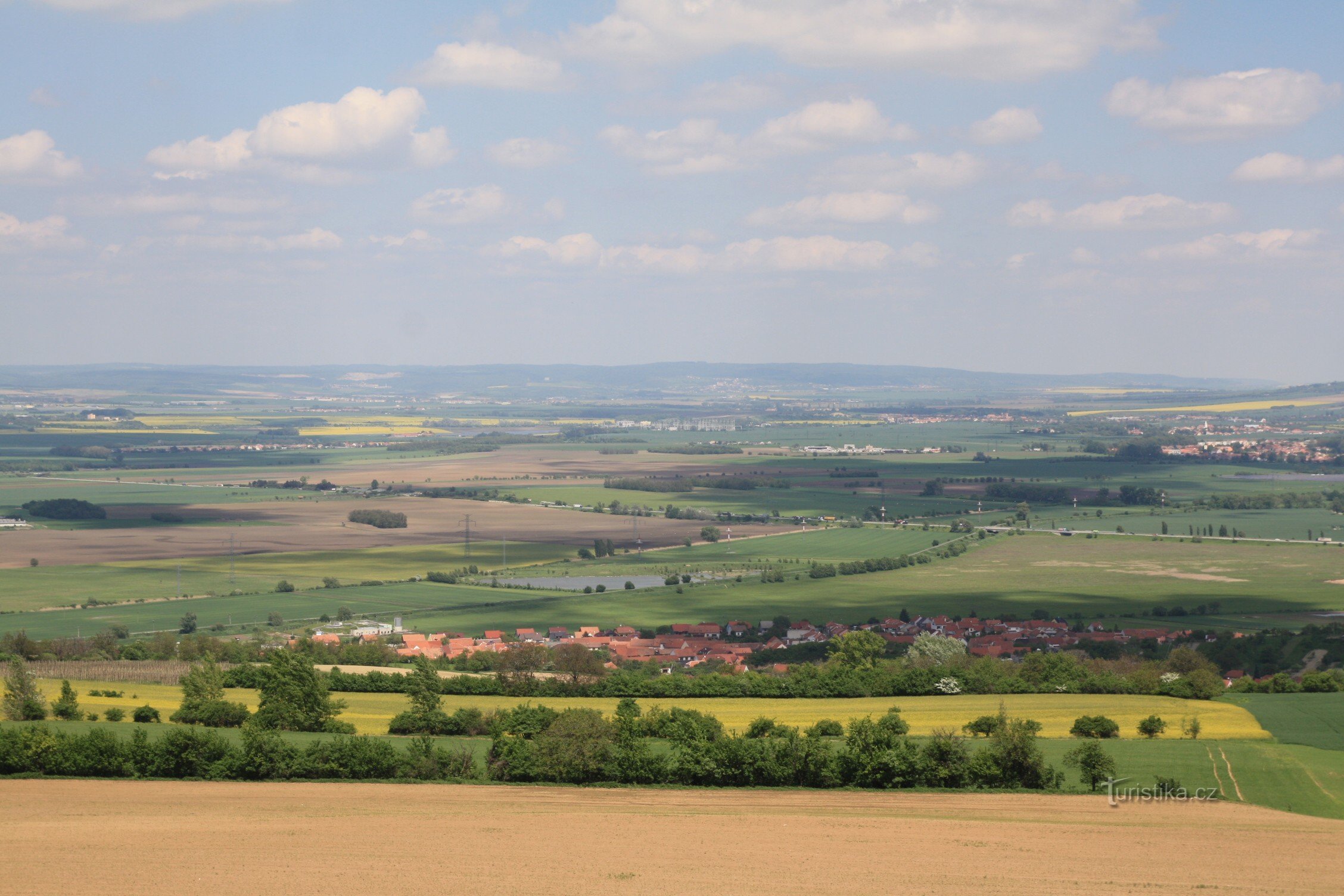 Vista de Výhon para as planícies férteis do vale Dyjsko-Svratecký