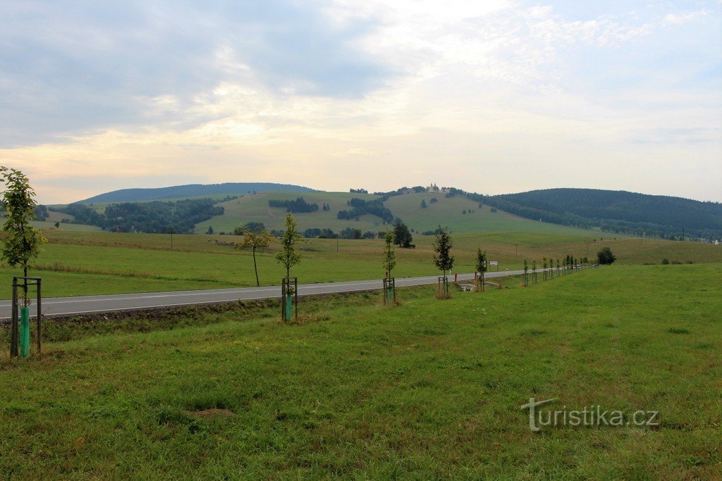 Pogled z Vyšine na Mariánský kopec in Jeřáb