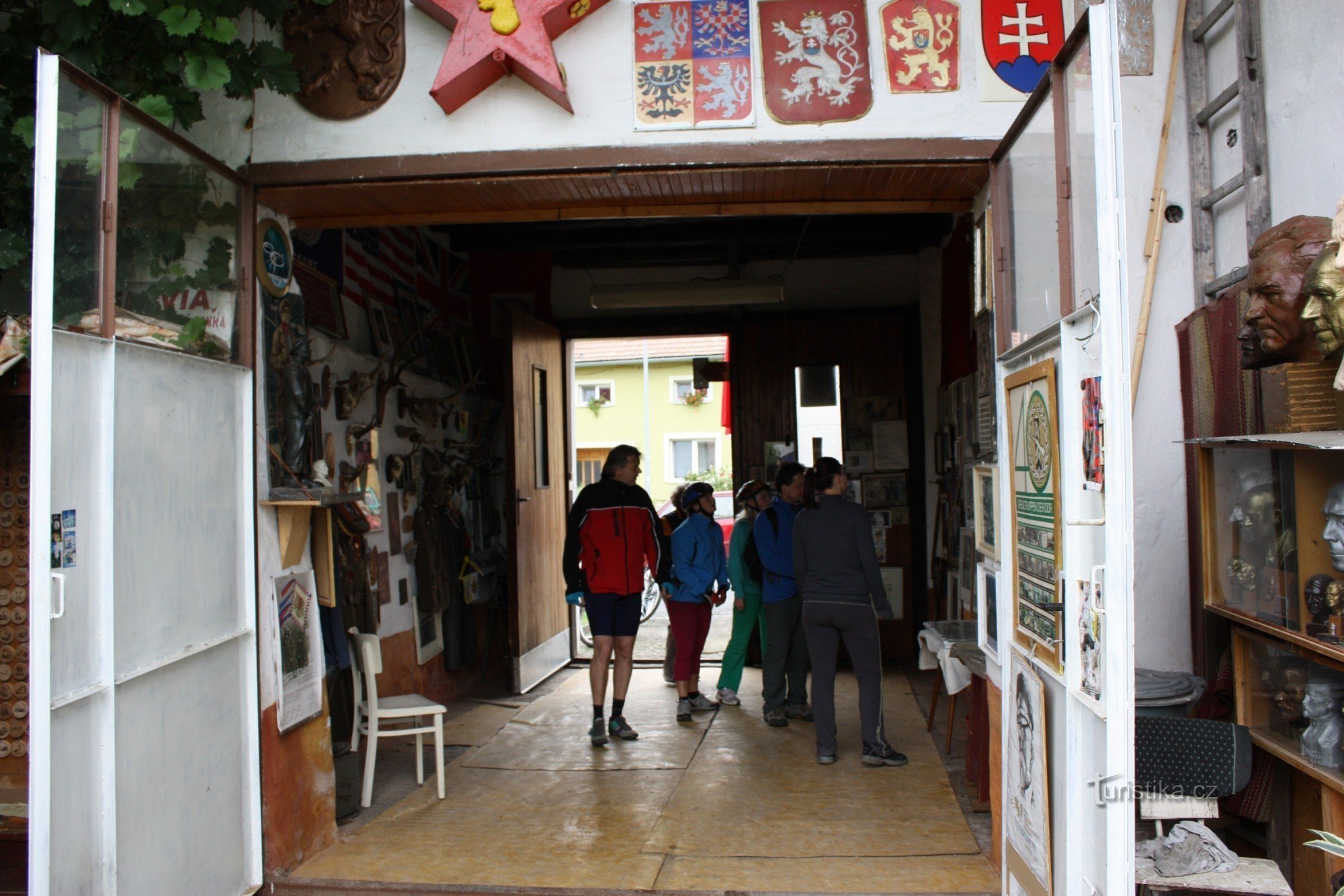 Blick vom Hof ​​auf den Durchgang von Herrn Koteks Haus