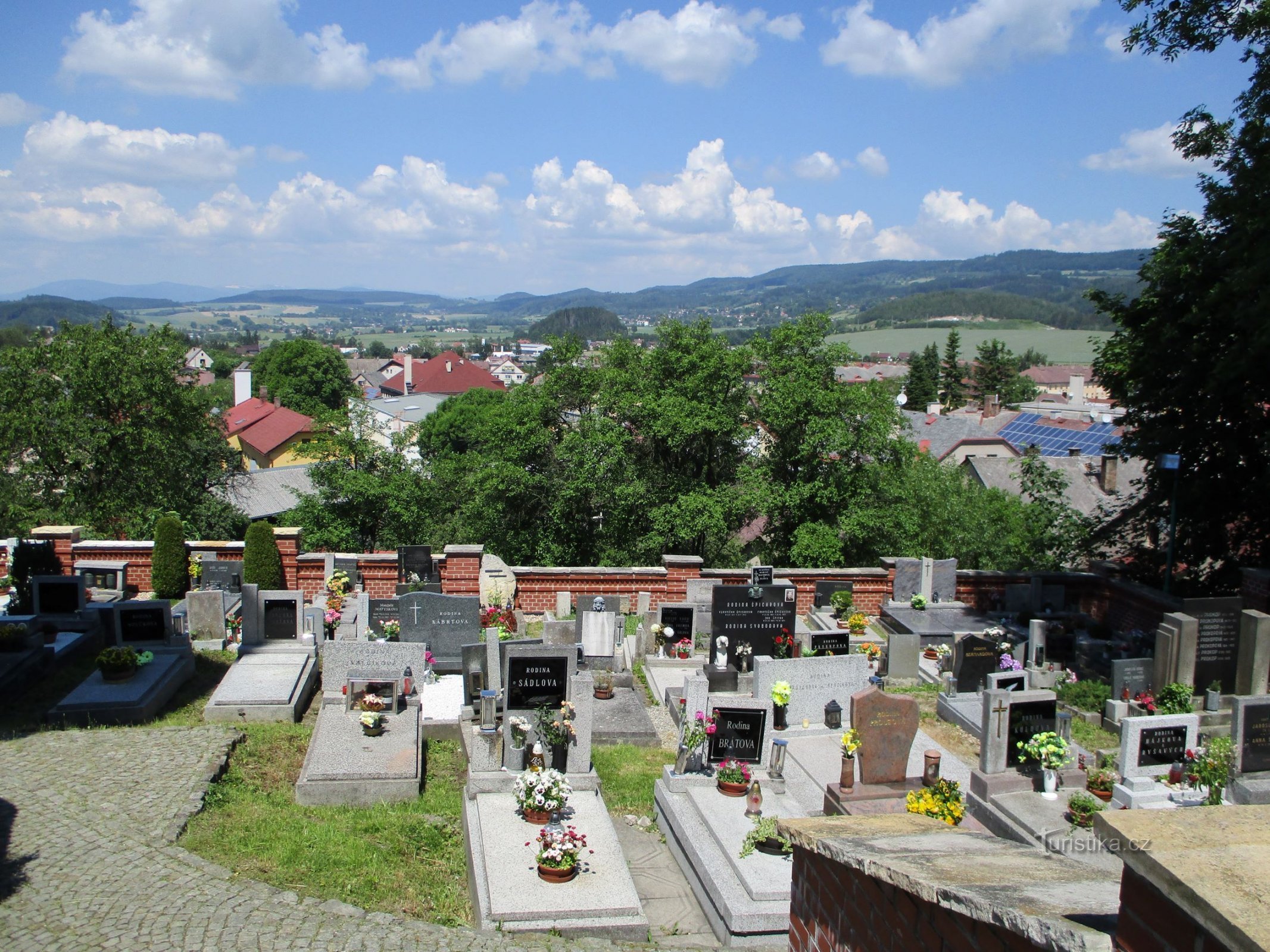 Pohled ze hřbitova na Rtyni v Podkrkonoší (5.6.2019)
