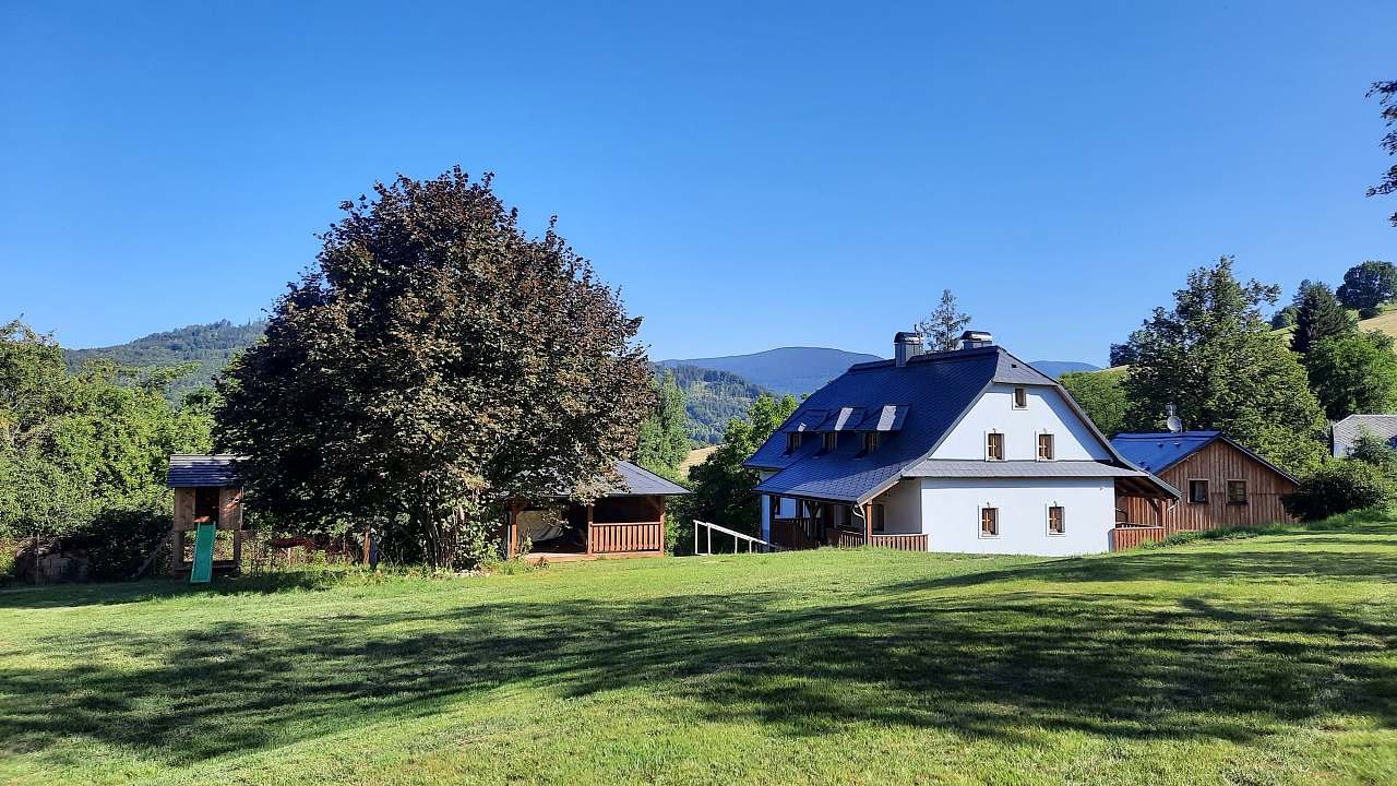 Pohled ze sadu na chalupu