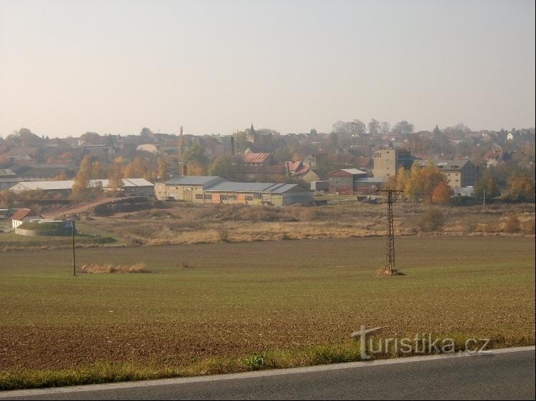 Widok od północy: z drogi nr 16 na Mšec