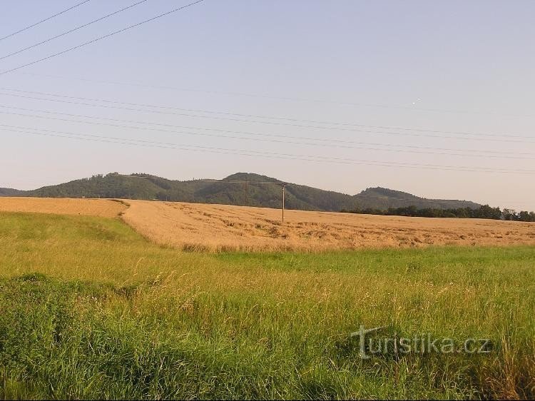 从 Fryčovice 和 Rychaltice 之间的道路上看，中间的 Přední Babí hora