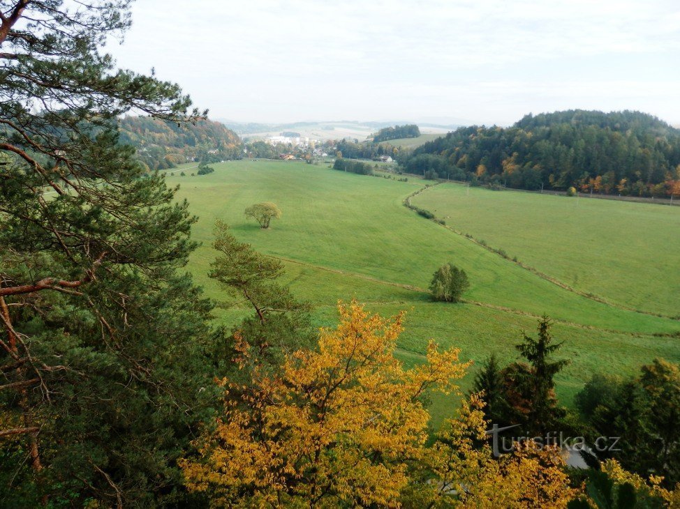 Vedere din stâncă pe o parte a văii din fața Letohradului