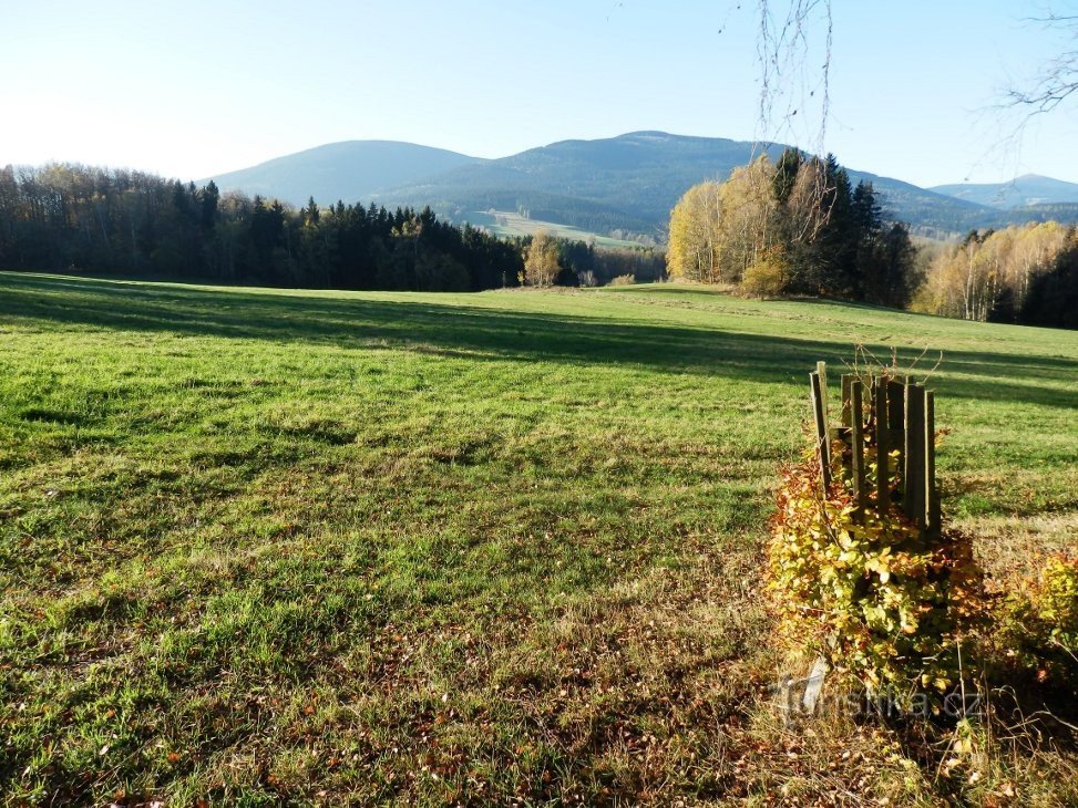 Blick von der Sonnenseite auf Černá hora, Světla hora und Sněžka