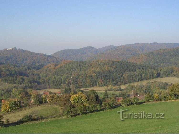 pogled iz Strážnic nad Měrkovicemi, desna izboklina na sredini slike je Přední Bábí hora