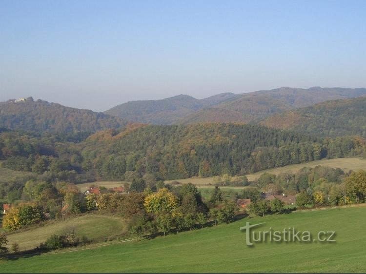 pogled sa Strážnice nad Měrkovicemi, desna izbočina u sredini slike je Přední Bábí hora