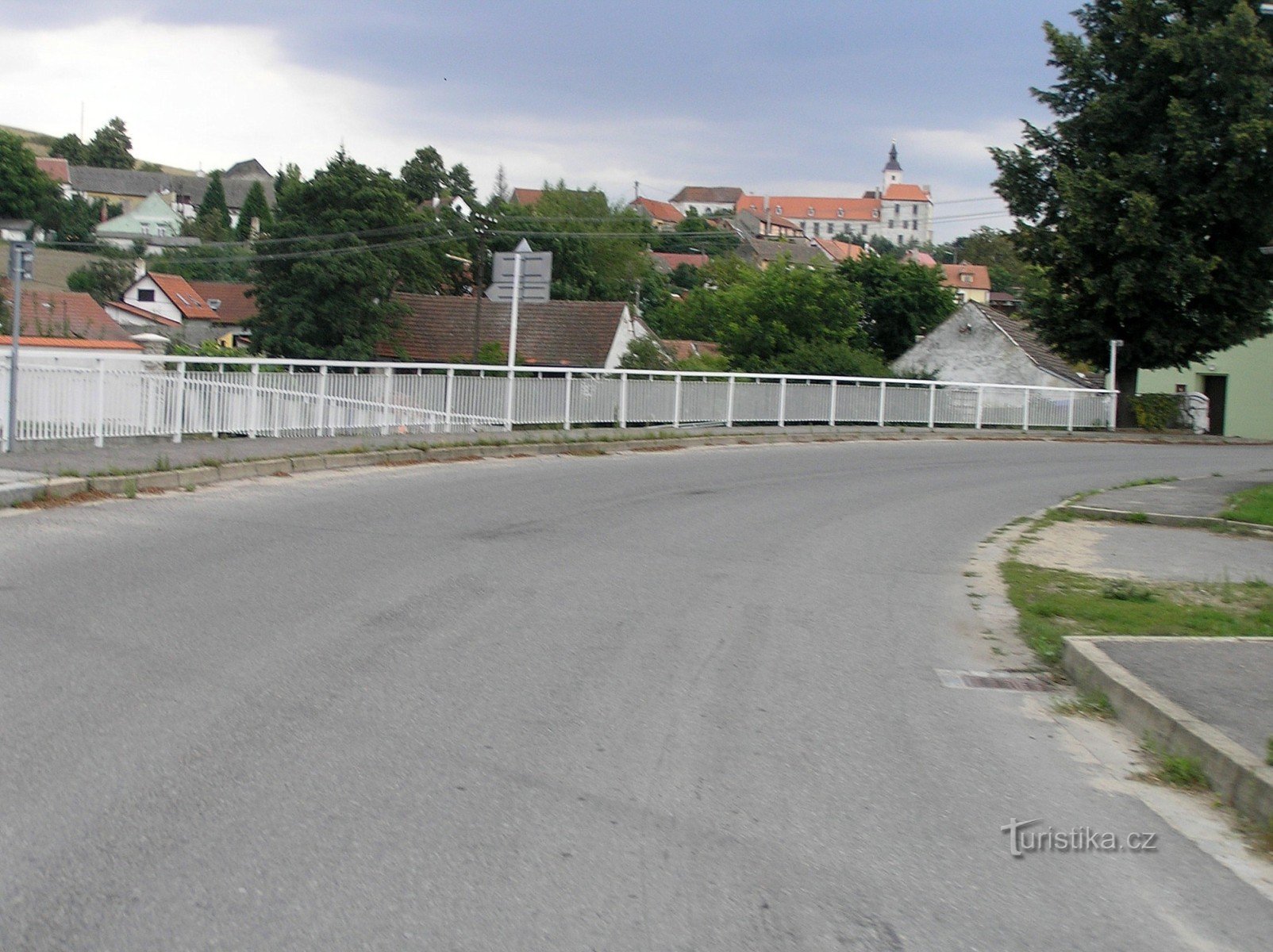 uitzicht vanaf Střelice naar kasteel Jevšovice
