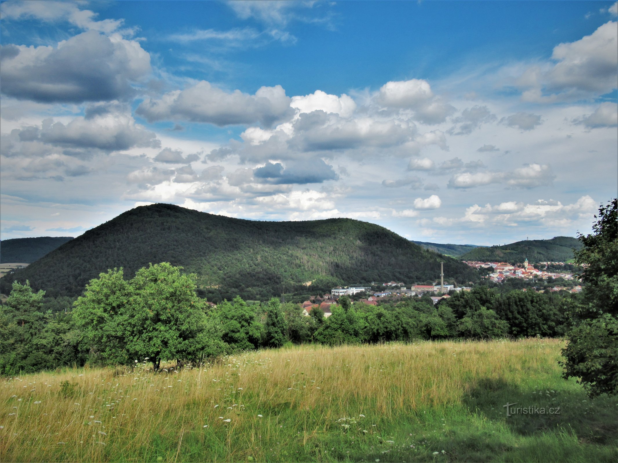 从 Čečička 斜坡看 Květnice