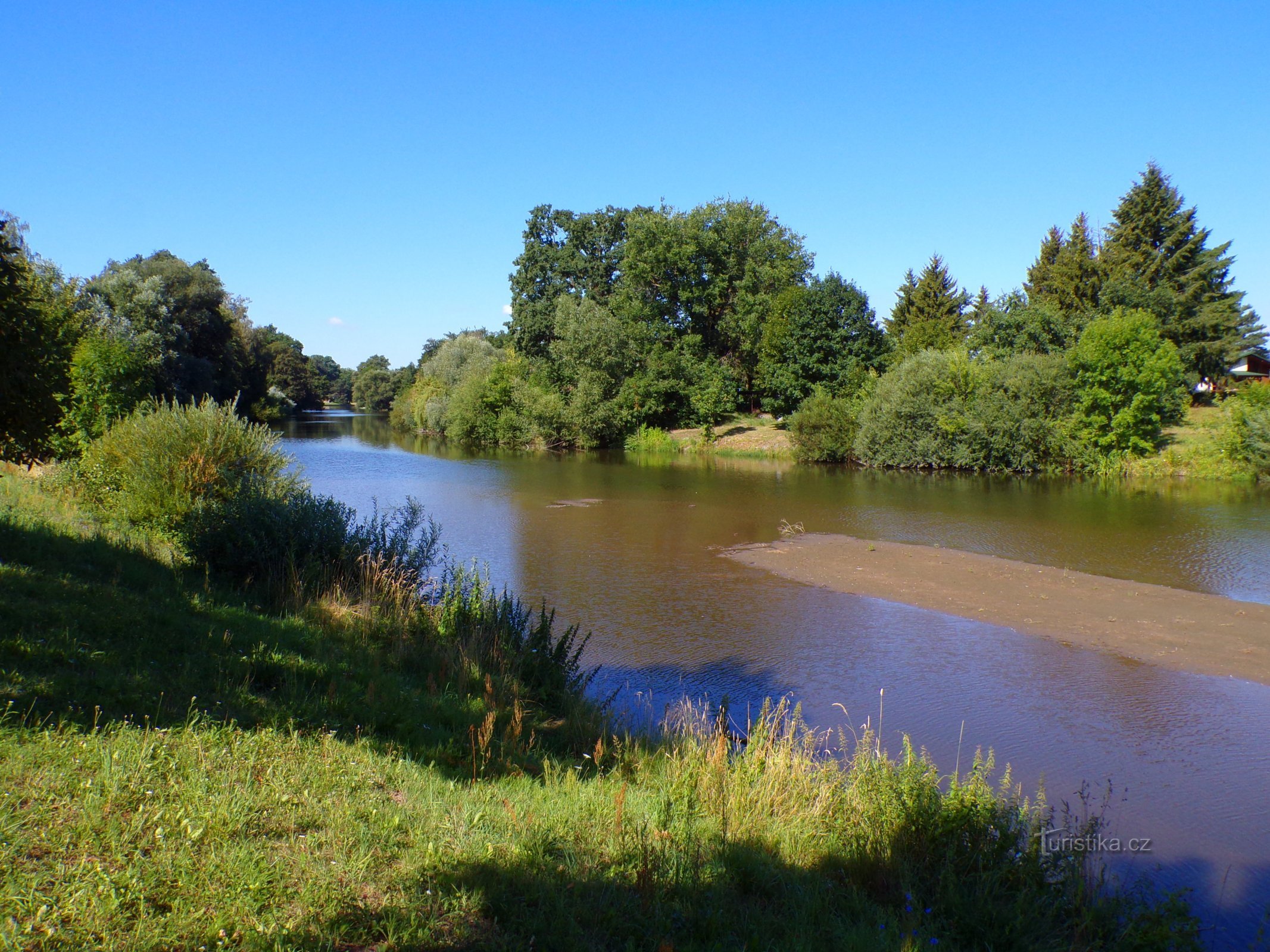 Vue depuis la rive de Svinar (Hradec Králové, 9.8.2022/XNUMX/XNUMX)