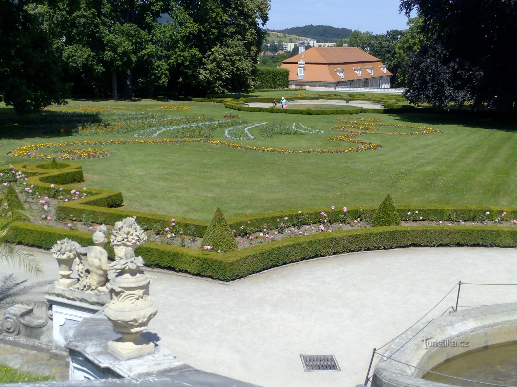 Blick vom Garten auf das Schloss