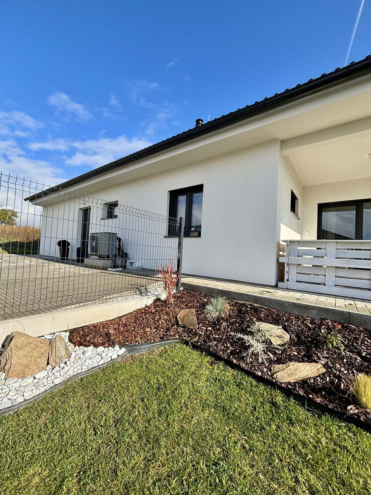 Pohled ze zahrady na dům