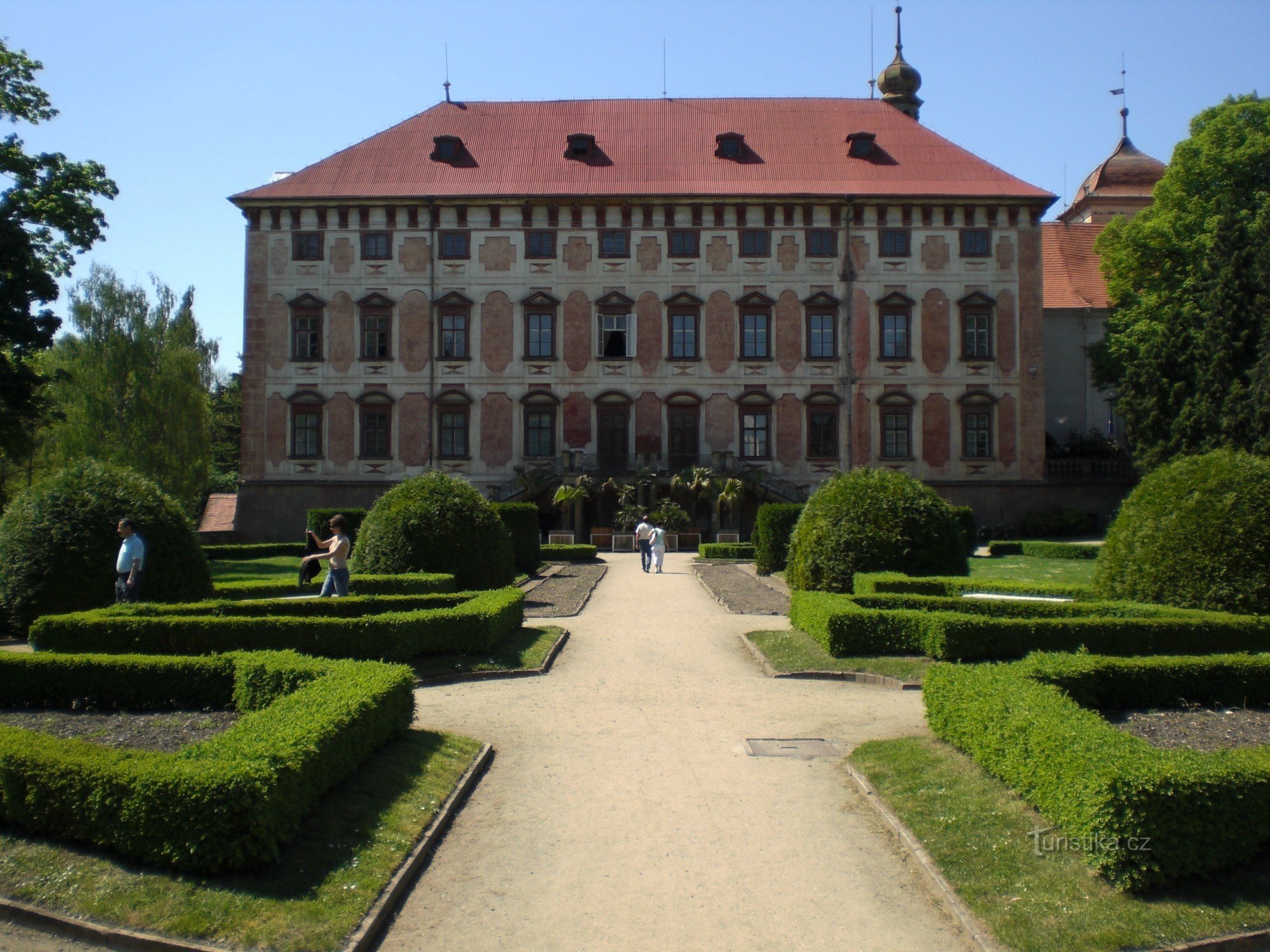 vista desde el jardin al castillo