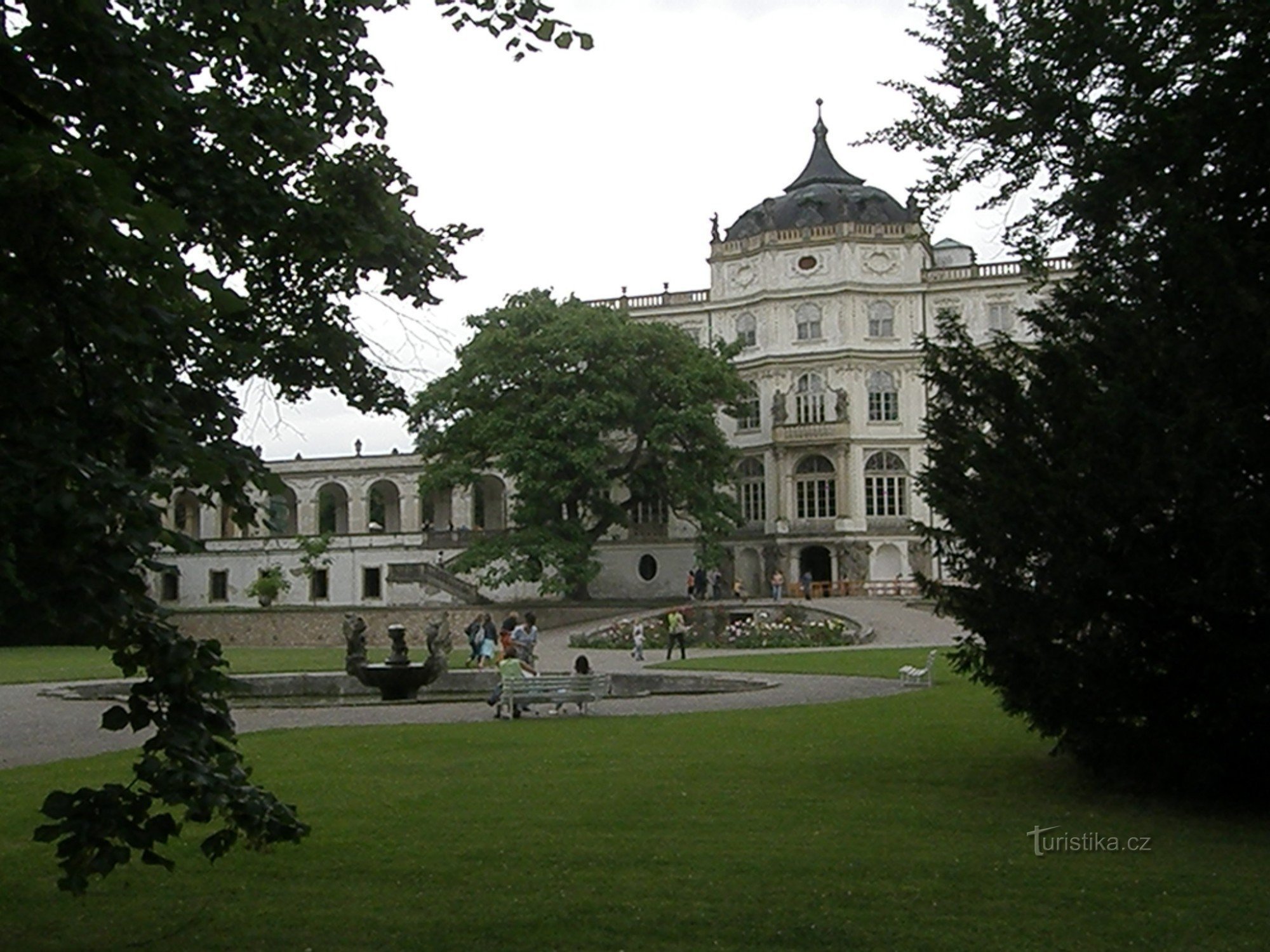 Vedere de la parcul castelului la clădirea castelului