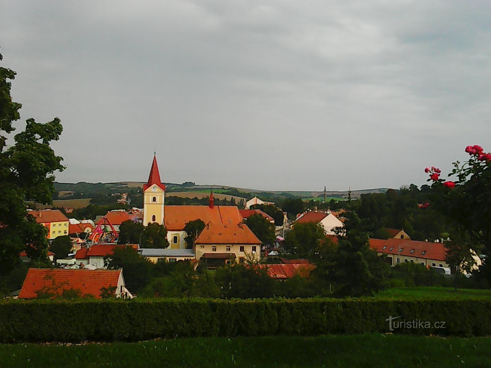 Pohled ze zámeckého parku na kostel Svatého Vavřince