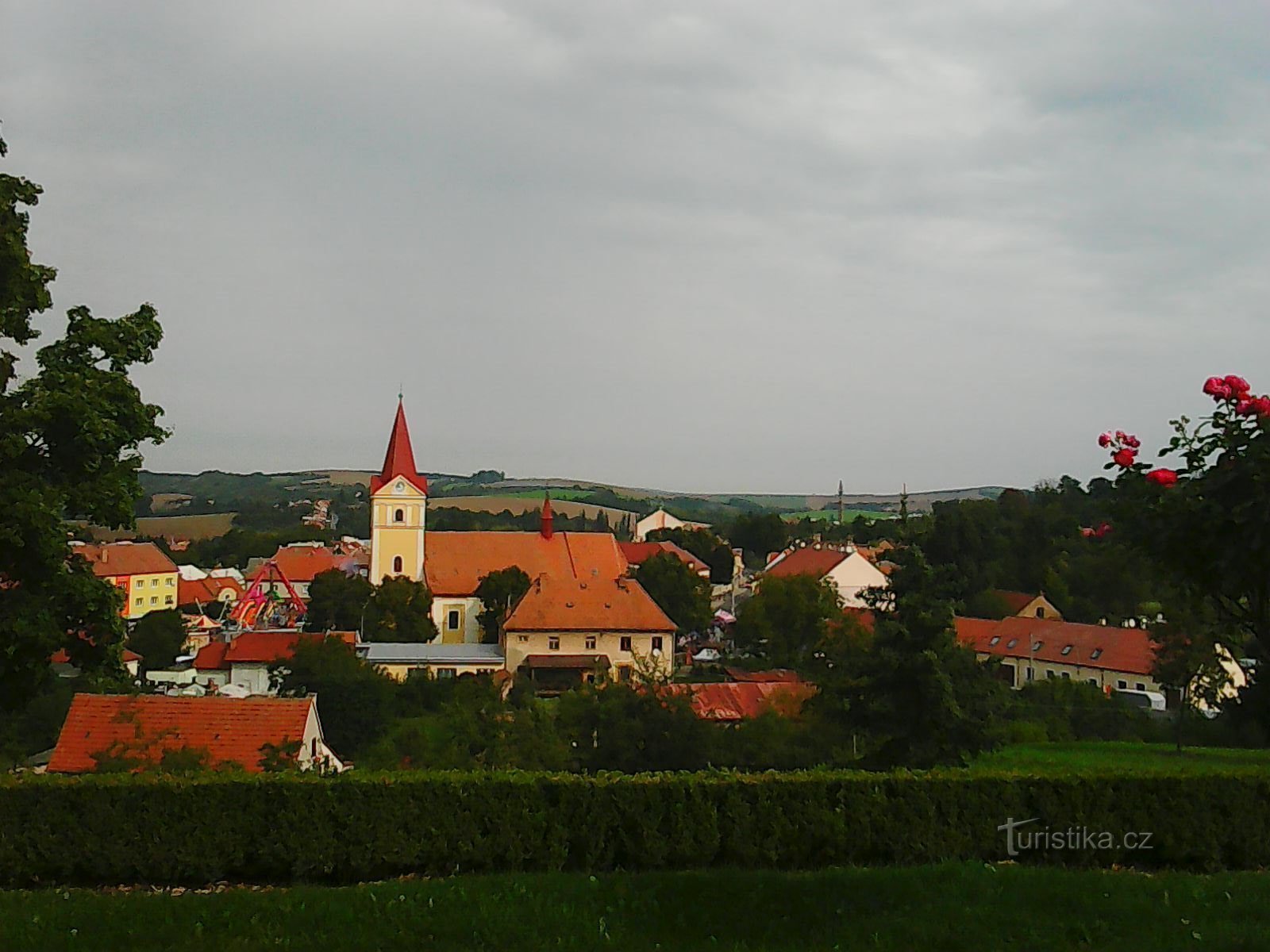 Pogled iz parka dvorca na crkvu sv. Lovre