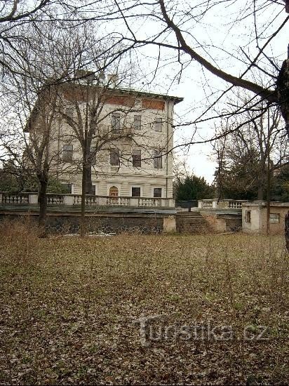 Vedere dinspre vest: Vila neo-renascentista cu doua etaje este situata pe proprietatea unde se afla