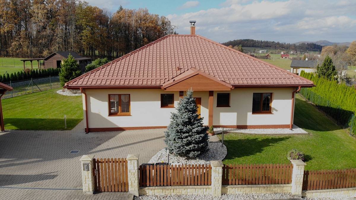 Pohled zepředu na vilu