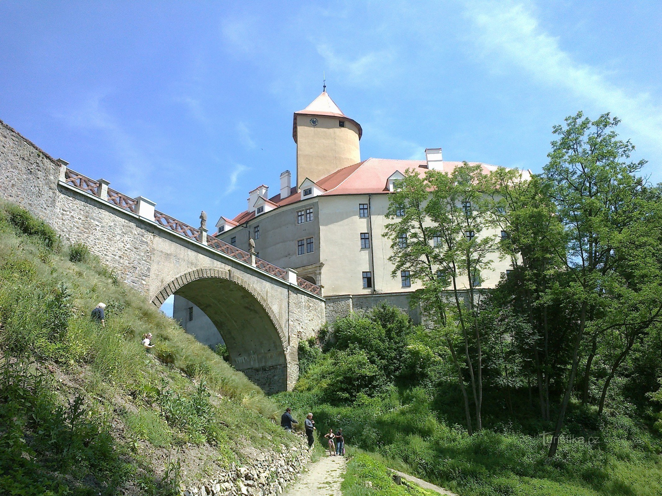 Vedere de jos a castelului