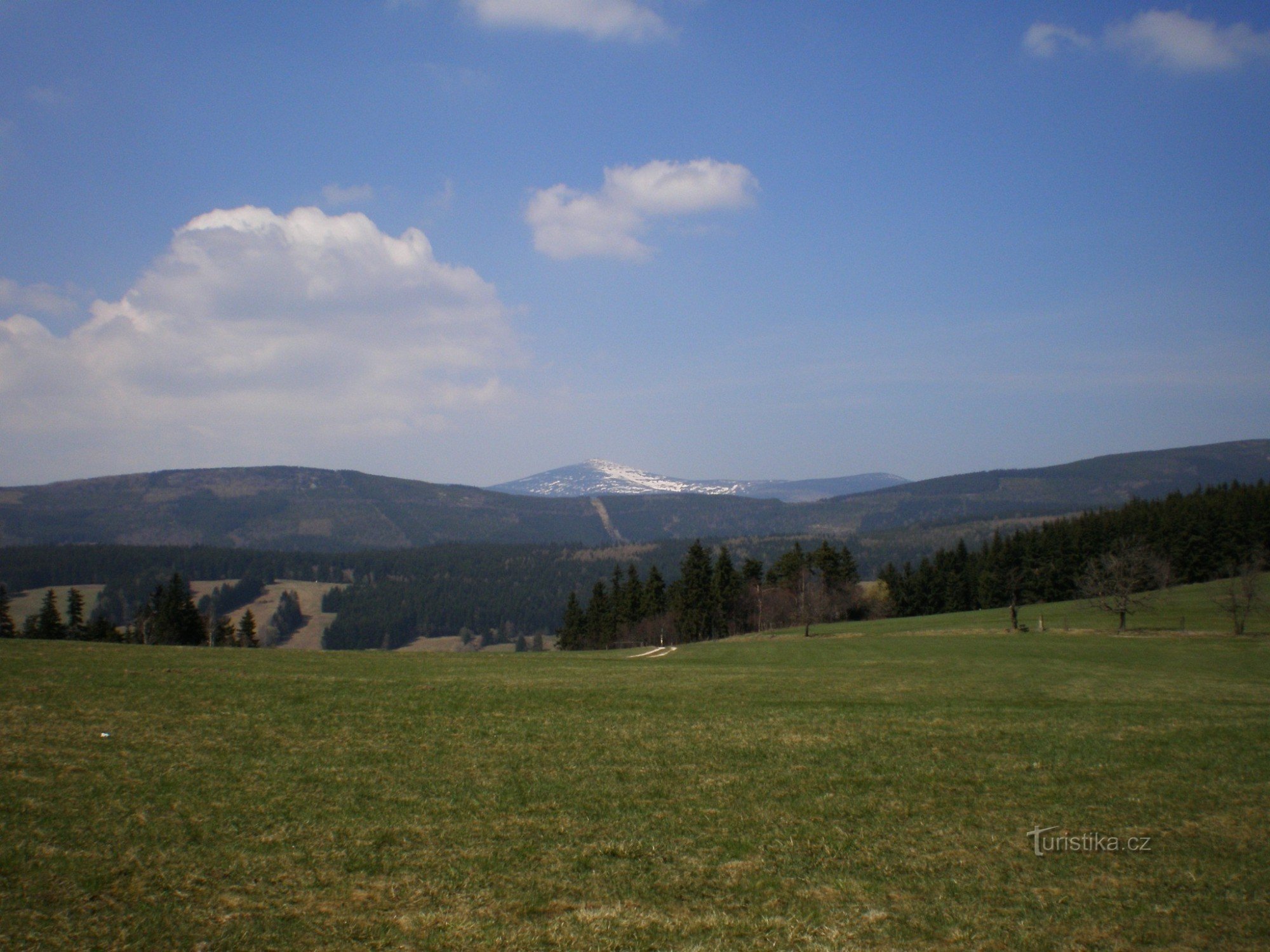 Widok z Górnych Albeřic na NW (w tle Śnieżek)