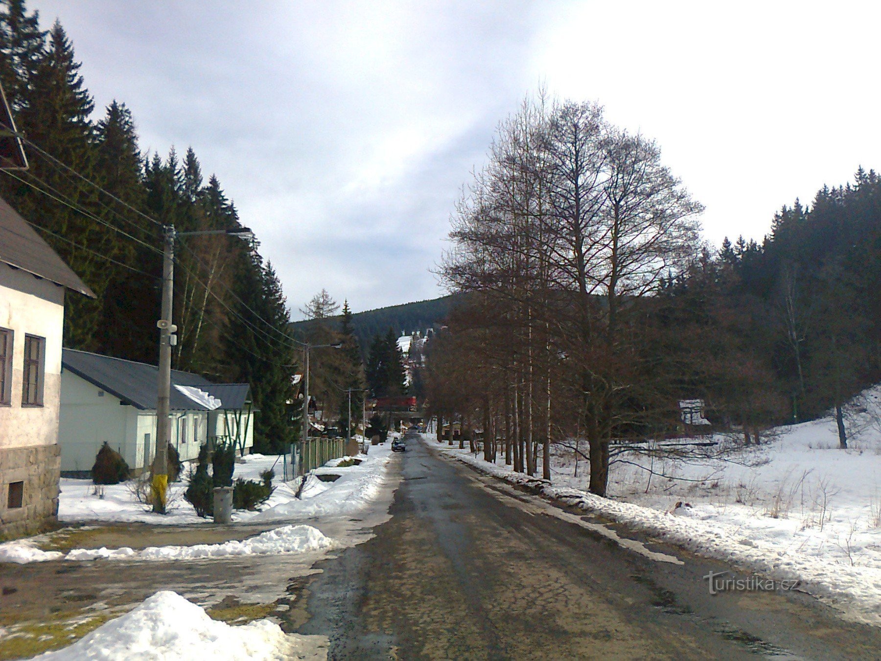 Rückblickend ist rechts das untere Ende der Piste zu sehen