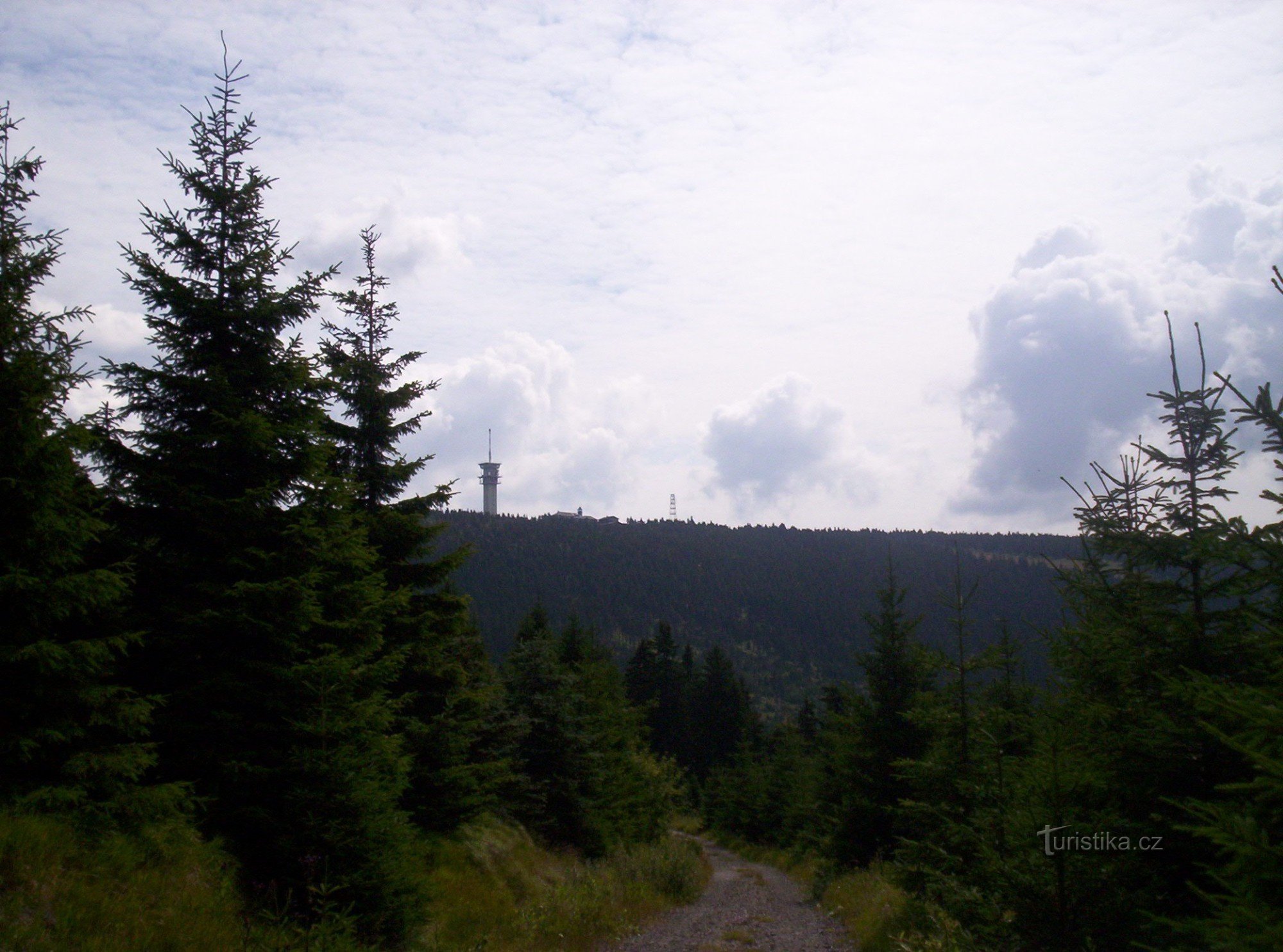 vista de volta para Klínovec no caminho para Boží Dar