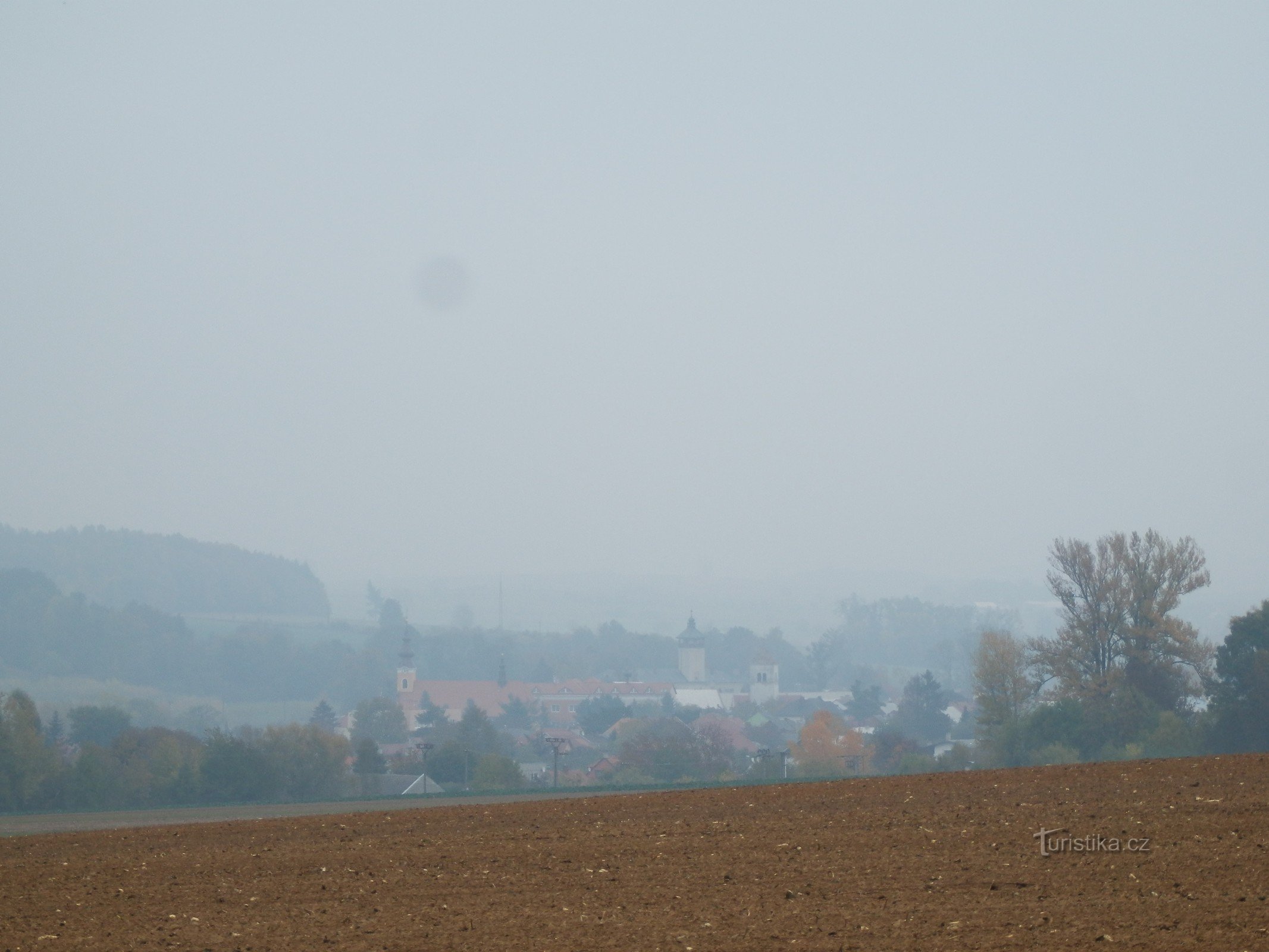 Blick zurück nach Drevohostice vom Hügel über Líšnou