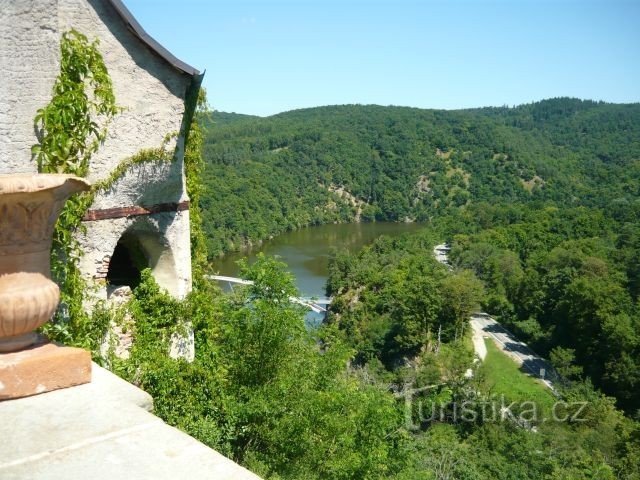 Blick von der Burg auf die Staumauer